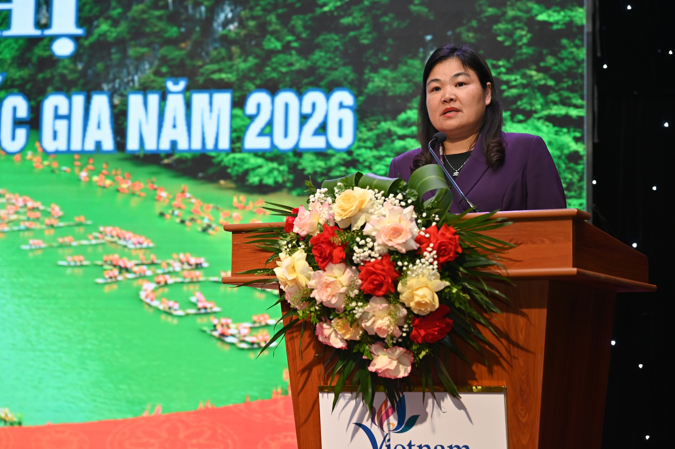 Ba-Ha-Thi-Lan-Anh---Pho-Chu-tich-UBND-Ninh-Binh-phat-bieu-tai-Hoi-nghi_vietiso.com