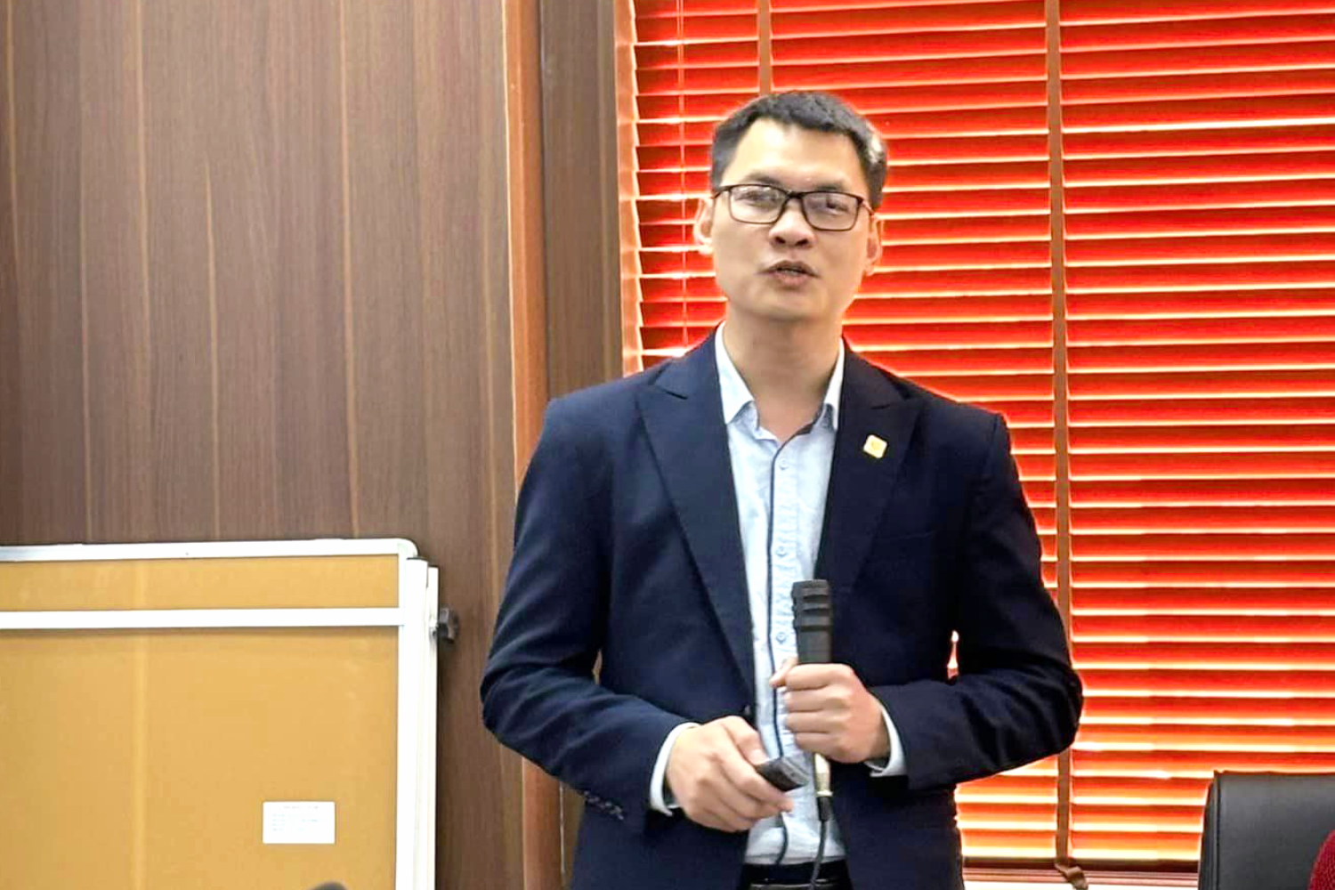 Chuyen-gia-Chuyen-doi-so-Nguyen-Quyet-Tam-phat-bieu-tai-Hoi-thao-khoa-hoc-Ung-dung-AI-tao-sinh-trong-Quan-tri-Kinh-doanh-va-Du-lich_vietiso.com