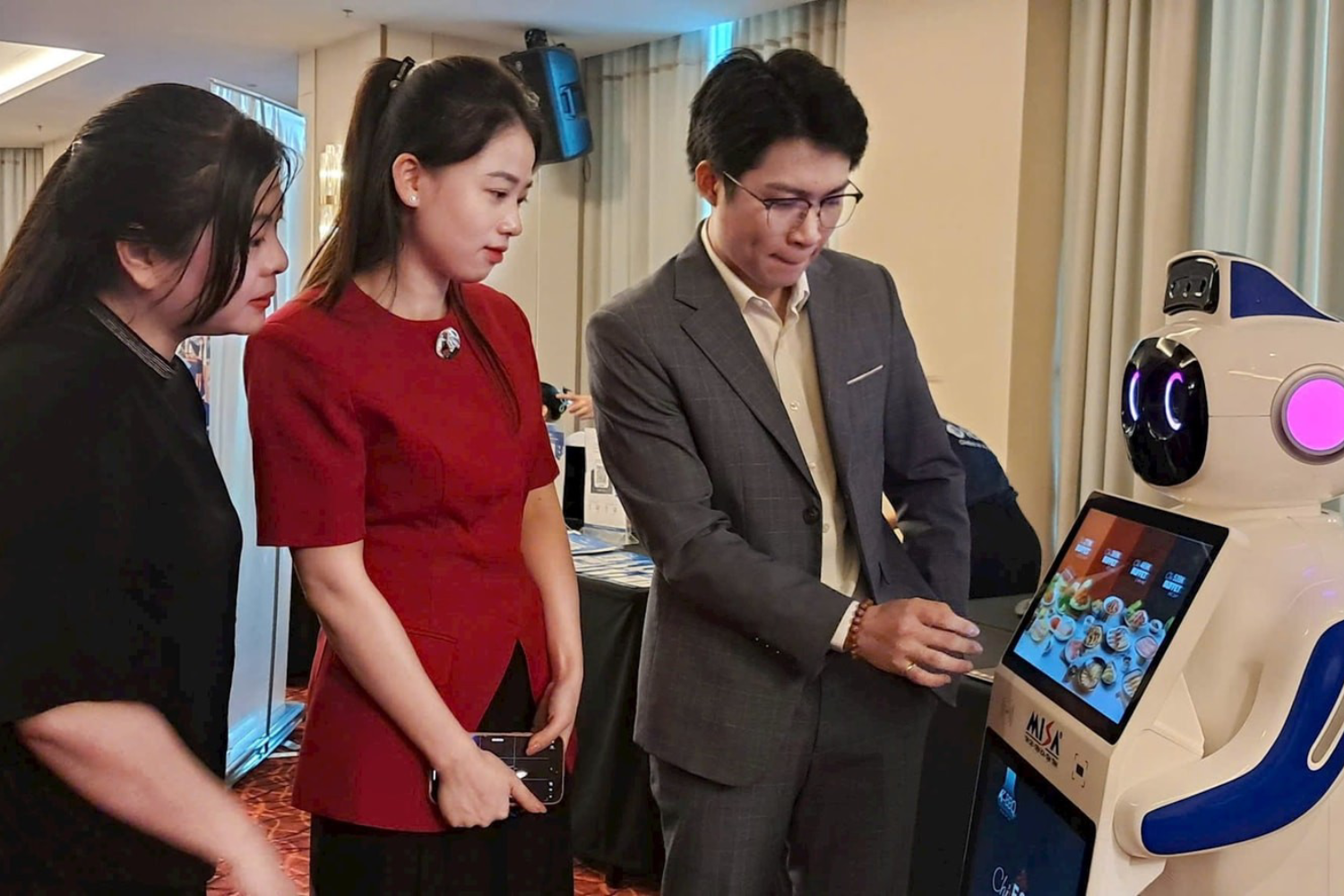 Du-khach-trai-nghiem-Robot-AI-trong-phat-trien-du-lich-thong-minh_vietiso.com