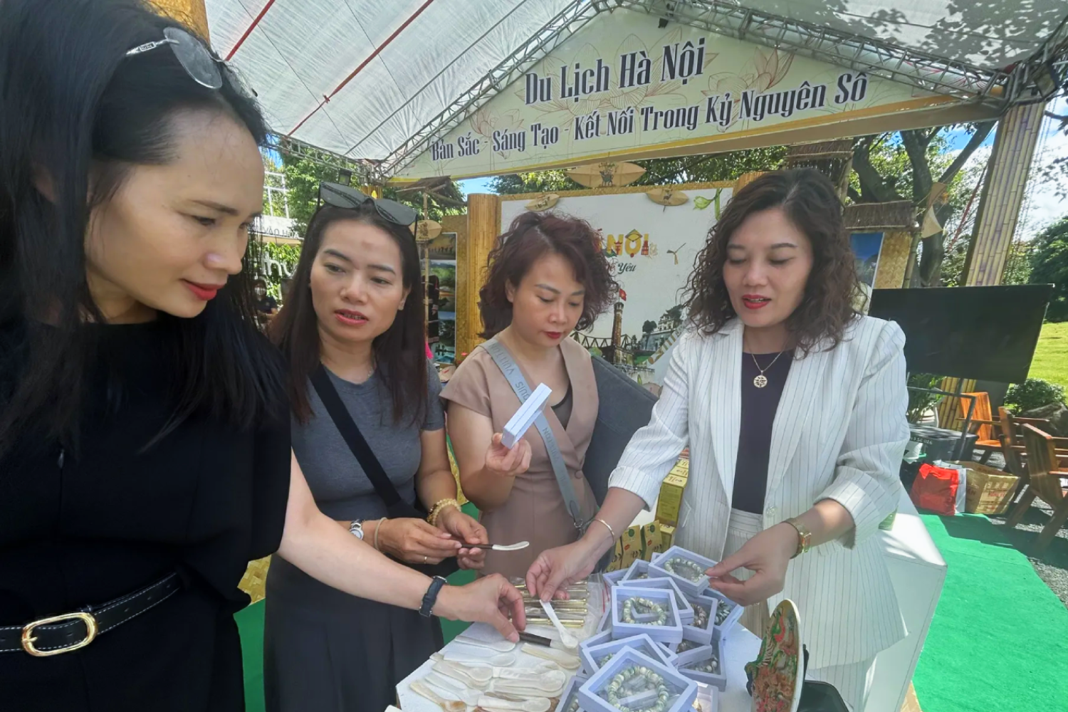 Hà Nội hợp tác phát triển du lịch liên vùng với 5 tỉnh miền Trung – Tây Nguyên Ha-Noi-ky-ket-hop-tac-du-lich-voi-5-tinh-mien-trung-tay-nguyen_vietiso.com