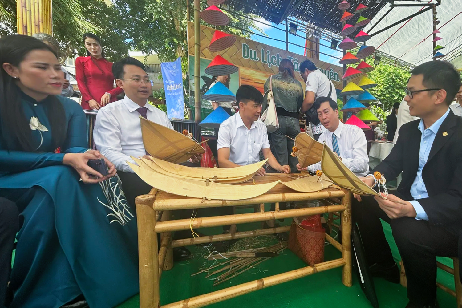 Hà Nội hợp tác phát triển du lịch liên vùng với 5 tỉnh miền Trung – Tây Nguyên Ha-Noi-ky-ket-hop-tac-du-lich-voi-5-tinh-mien-trung-tay-nguyen_vietiso.com