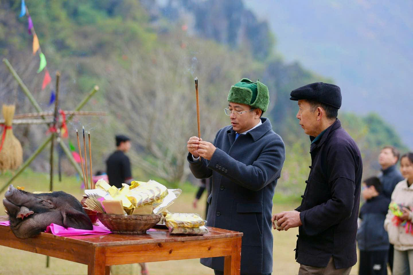 Mien-hoa-da-Ha-Giang-tim-cach-toa-sang-tren-cac-nen-tang-so