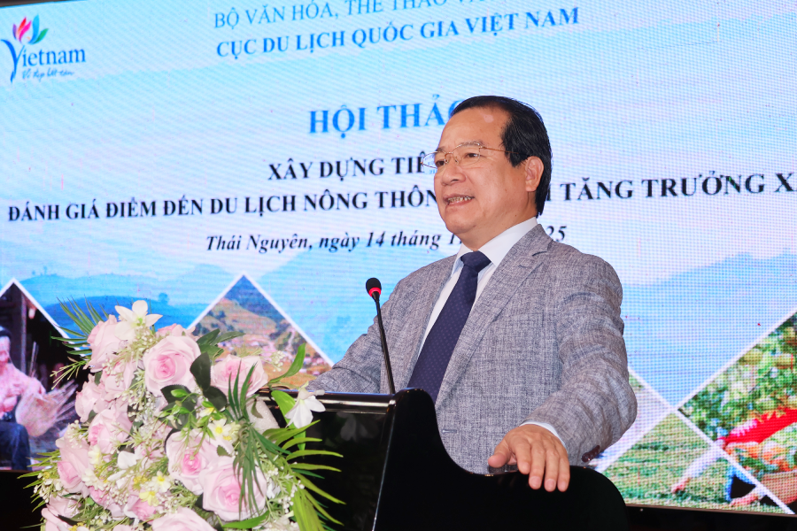 Ông Hà Văn Siêu - Phó Cục trưởng Cục Du lịch Quốc gia Việt Nam phát biểu tại Hội thảo Ong-Ha-Van-Sieu-phat-bieu-tai-Hoi-thao-xay-dung-tieu-chi-danh-gia-diem-den-nong-thon-gan-voi-tang-truong-xanh_vietiso.com