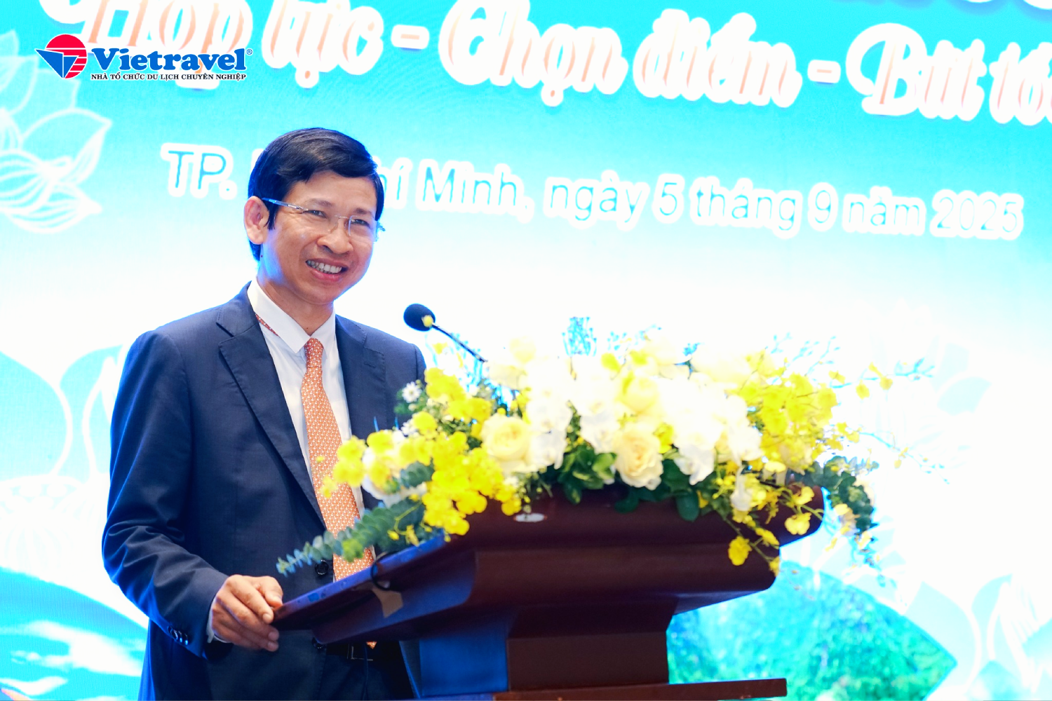 Thu-truong-Bo-VHTTDL-Ho-An-Phong-phat-bieu-tai-Hoi-nghi-Lu-hanh-toan-quoc-2025_vietiso.com